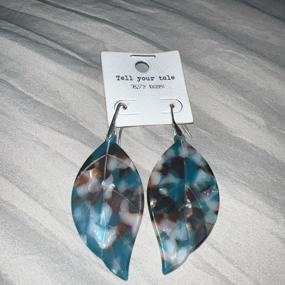 TELL YOUR TALE Dangle Earrings Leaf Resin Speckled Detailing Blue Brown Silver